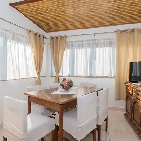 Apartment In Plomin/Istrien 8772 *