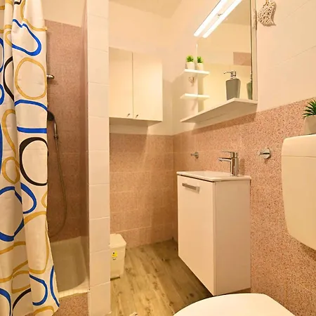 Apartment In Plomin/Istrien 8772 *